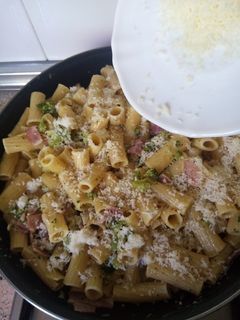 Una foto de Tortiglioni con brócoli y bacon ahumado
