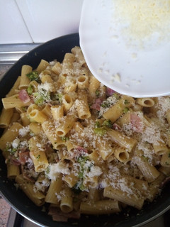 Una foto de Tortiglioni con brócoli y bacon ahumado