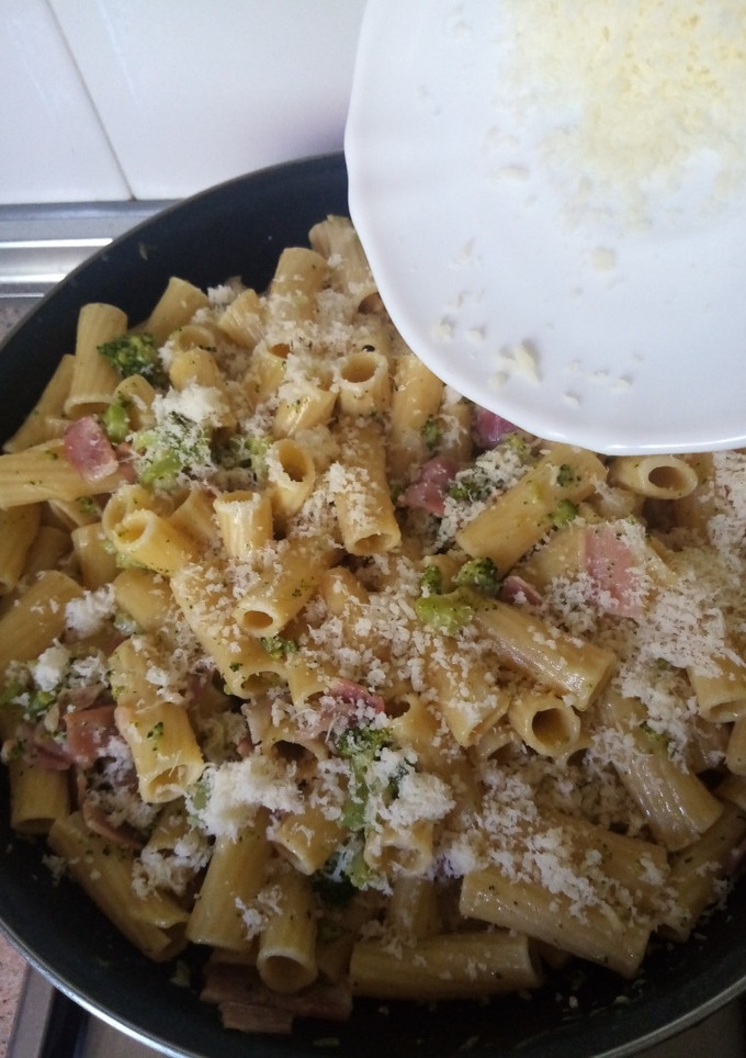 Una foto de Tortiglioni con brócoli y bacon ahumado