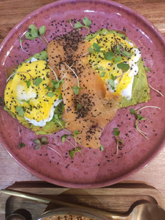 Foto principal de Tostada de aguacate con huevos poché y salmón