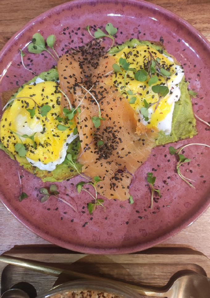 Una foto de Tostada de aguacate con huevos poché y salmón