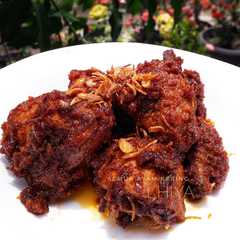 A picture of Semur ayam kering.