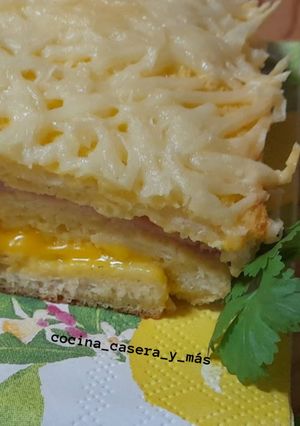 Una foto de Sándwiches gratinados