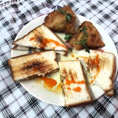 A picture of Samosa Sandwitch.
