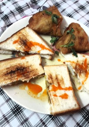 A picture of Samosa Sandwitch.
