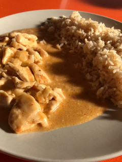 Una foto de Pollo al curry con arroz