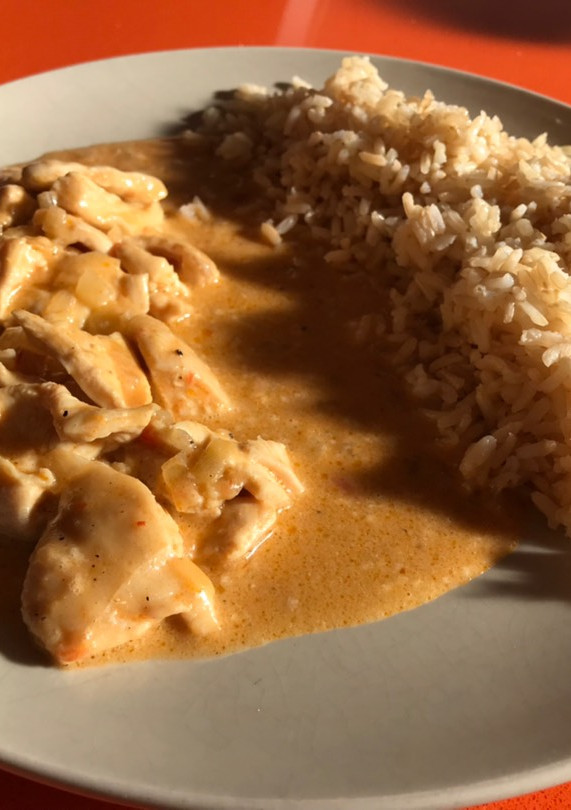 Una foto de Pollo al curry con arroz