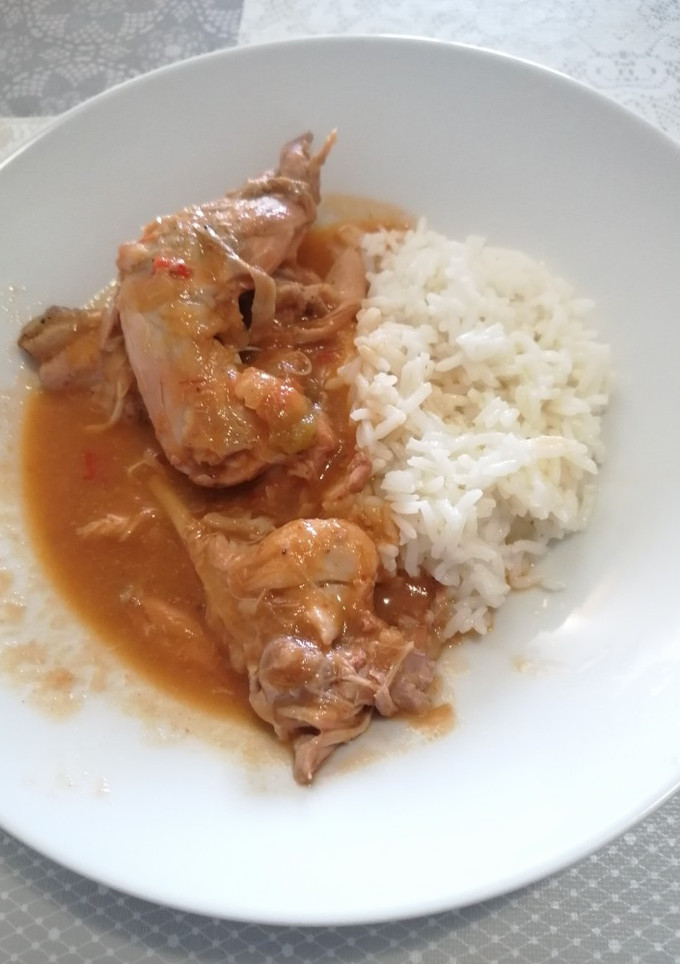Una foto de 230. Conejo en salsa de pimientos / Cocción lenta