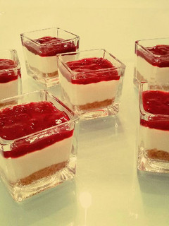 Φωτογραφία της συνταγής Cheesecake κεράσι στο ποτήρι