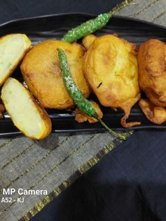 बटाटा वडा (पांढरे सारण) (Batata vada recipe in marathi) रेसिपी चे मुख्य फोटो