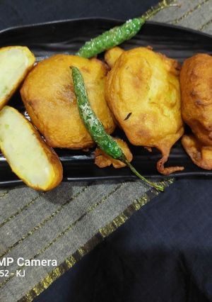 बटाटा वडा (पांढरे सारण) (Batata vada recipe in marathi) रेसिपी चे मुख्य फोटो 