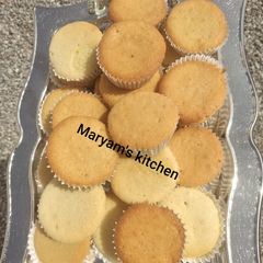 A picture of Plain vanilla cupcakes.