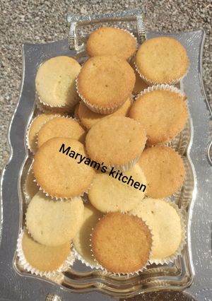 A picture of Plain vanilla cupcakes.