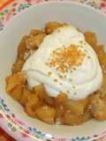 Compota de manzana con zumos, almendra y crema chantilly