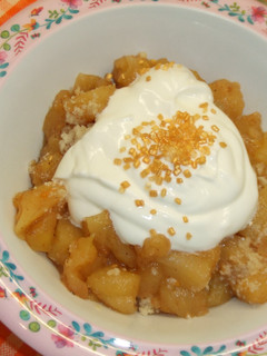Una foto de Compota de manzana con zumos, almendra y crema chantilly