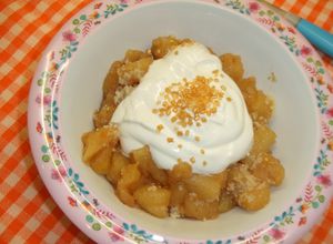 Una foto de Compota de manzana con zumos, almendra y crema chantilly