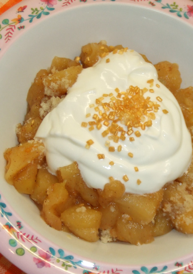 Una foto de Compota de manzana con zumos, almendra y crema chantilly