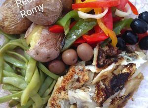 Foto de Bacalhau assado com Batata a Murro, Salada de Tomate, Pimentos assados e Feijão Verde cozido