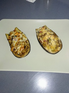 Una foto de Berenjena rellena de melva y verduras