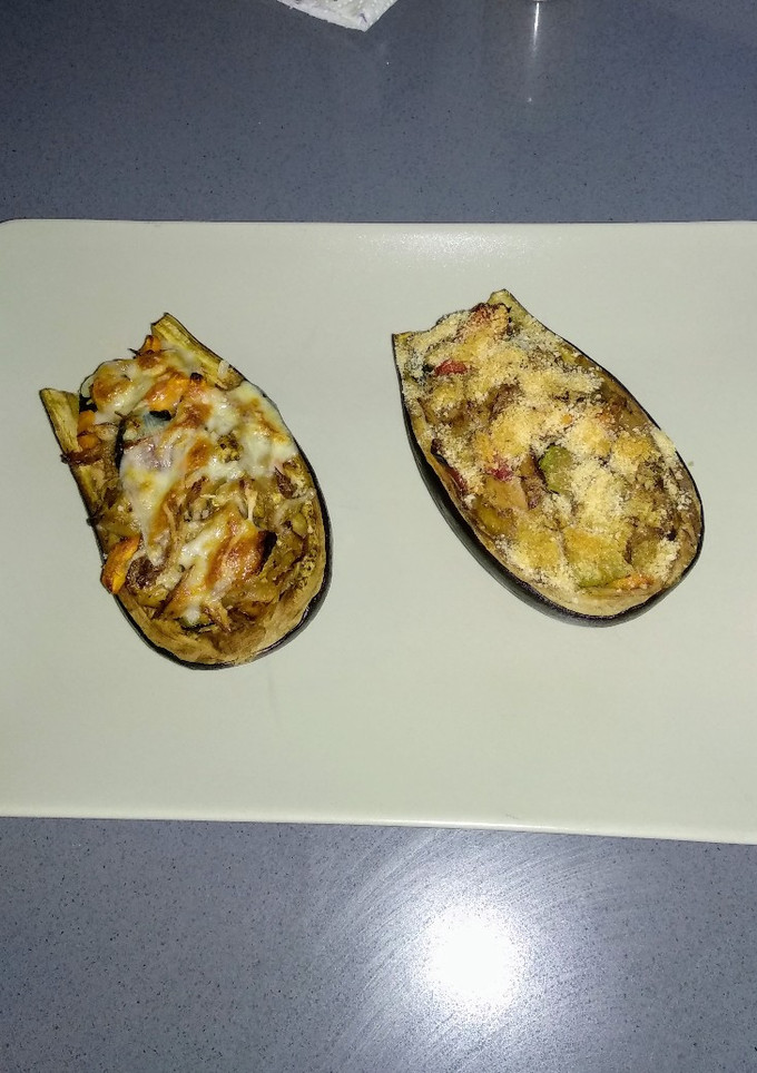 Una foto de Berenjena rellena de melva y verduras