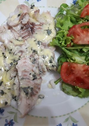 Una foto de Filet de 🐟 con roquefort (queso azul) y ensalada!