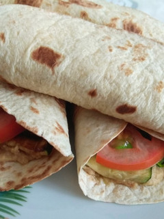 Una foto de Wrap de hummus y calabacín