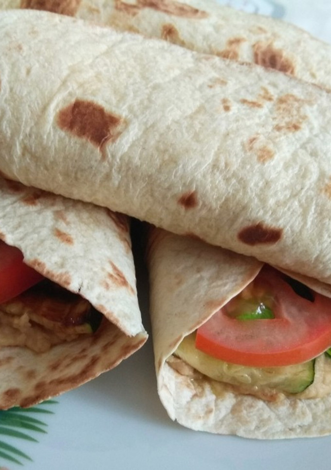 Una foto de Wrap de hummus y calabacín