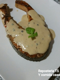 Una foto de Salmon marinado con salsa de soja y limón