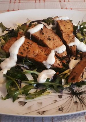 Kakukkfüves csirkemell szeletek, rukkolával, cézár salátaöntettel recept fotója