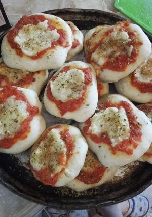 Una foto de Pizzetas veganas súper fáciles♡