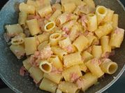 Una foto di pasta e prosciutto