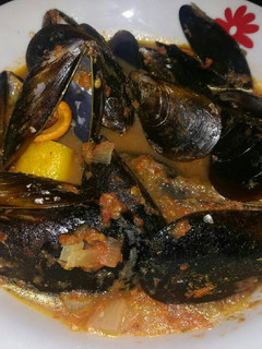 Una foto de Mejillones con salsa de tomate