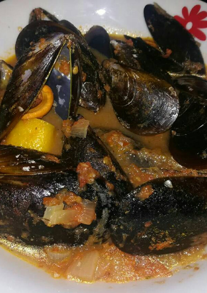 Una foto de Mejillones con salsa de tomate