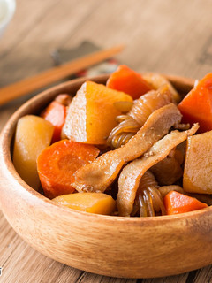 【影片】日式家常料理 – 馬鈴薯燉肉 的食譜成品照片