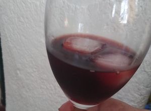 Una foto de Un Brindis de Vermouth Macerado con Pitangas