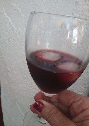 Una foto de Un Brindis de Vermouth Macerado con Pitangas