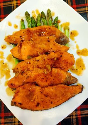 Hình của món Cá hồi sốt teriyaki và măng tây.