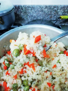 Una foto de Mi arroz 🍚 colorido 😉😉😉