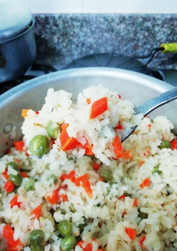 Una foto de Mi arroz 🍚 colorido 😉😉😉