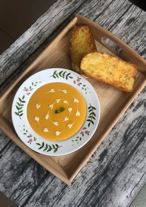 Hình của món Bánh mì bơ tỏi và soup cà rốt.