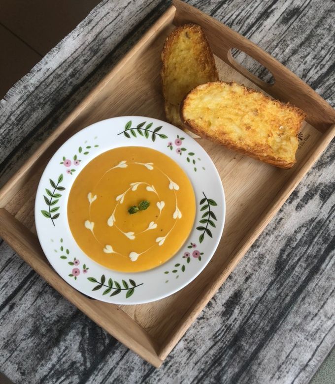 Hình của món Bánh mì bơ tỏi và soup cà rốt.