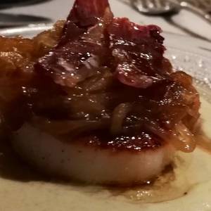Vieira sobre parmentier de alcachofa, con cebolla caramelizada y crujiente de ibérico