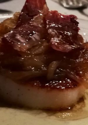 Foto principal de Vieira sobre parmentier de alcachofa, con cebolla caramelizada y crujiente de ibérico