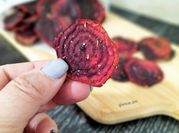 Una foto de chips de remolacha al horno