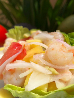 Una foto de Ceviche de gambas, aguacate y mango