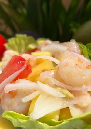 Una foto de Ceviche de gambas, aguacate y mango