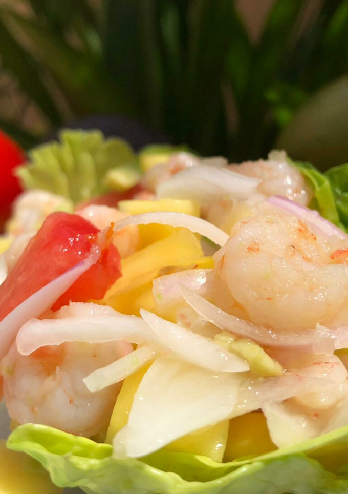 Una foto de Ceviche de gambas, aguacate y mango