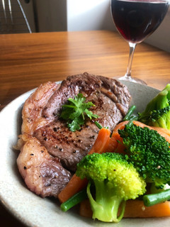 A picture of Under 5 min Steak Night 🐄 🍷.