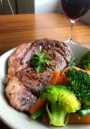 A picture of Under 5 min Steak Night 🐄 🍷.