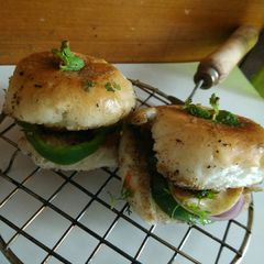 A picture of Anda pav / Egg burger.